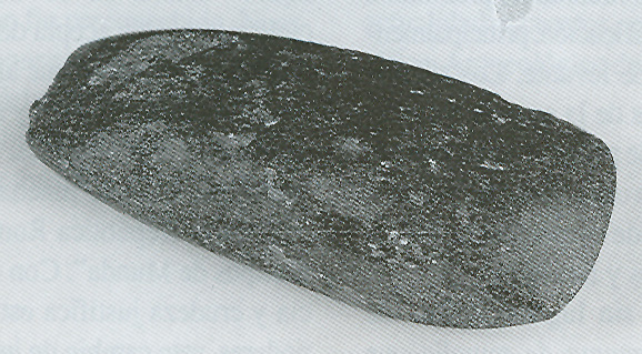 Hacha de piedra pulimentada, de unos 10 cm encontrada en el Borbollón